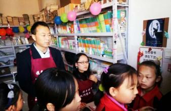 參加社會(huì)公益，為北京金地實(shí)驗(yàn)學(xué)校開(kāi)設(shè)圖書館、捐書等