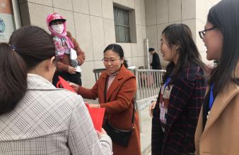 向路人宣傳減少使用塑料垃圾袋，減少白色污染